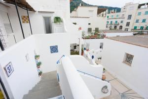 阿纳卡普里La Pigna Blu的从白色建筑的顶部通过楼梯欣赏美景