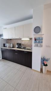 索佐波尔Green Life Beach Resort- Апартамент Фемили 2的厨房配有白色橱柜和水槽
