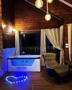 迈季代勒舍姆斯ארואד סוויטס Arwad suites的带浴缸、椅子和电视的客房