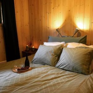 米达尔Reinunga Eco-hytta的一张带枕头的床和一盘食物