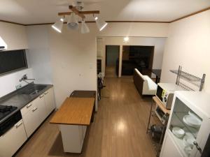 SakateVilla Chillon - Vacation STAY 97710的一间带桌子的厨房和一间客厅