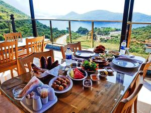 卡斯Kaş Sun Glare Hotel的一张带食物的桌子,享有美景