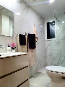 瓦伦西亚Apartamento Luz的浴室配有卫生间、盥洗盆和淋浴。