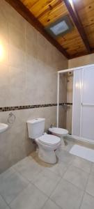 科连特斯Pai Pajarito的一间带两个卫生间、淋浴和盥洗盆的浴室