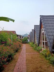 木州县Homestay Bình Huy的花园中一排有砖道的房屋