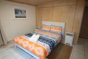 Cowan Cowan卡万卡万吉特度假屋的一间卧室配有一张大床和两个枕头
