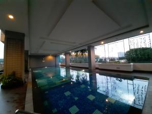 雅加达Cozy The H Residence Cawang by Bonzela Property的一座建筑物中央的游泳池