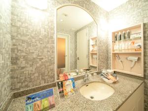 奈良罗科情趣酒店（仅限成人）的一间带水槽和镜子的浴室