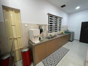 G Homestay Bayan Baru的厨房或小厨房