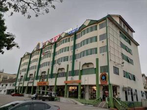 马六甲Hotel Super Cowboy的绿色装饰的大型白色建筑