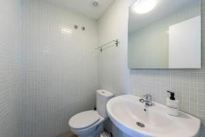 厄尔梅达诺MEDANO4YOU Ocean Family Dream Holiday Home的白色的浴室设有卫生间和水槽。