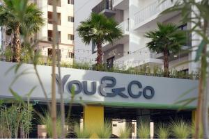 迪拜YouCo coliving Dubai的耶尔巴岛大厦标志