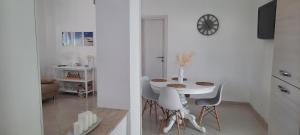 锡拉库扎Borgo Arenella的白色的用餐室配有白色的桌椅