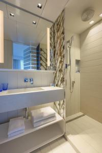 特拉维夫Port Tower by Isrotel Design的一间带水槽和淋浴的浴室