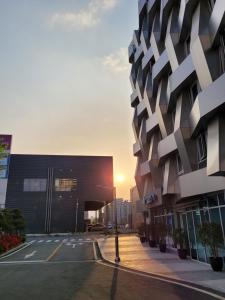 束草市Chungchoho Best Hotel的建筑的外墙,背景是日落