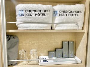 束草市Chungchoho Best Hotel的衣柜里备有毛巾和其他物品