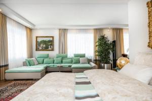 巴德加斯坦Residenz Kaiser Franz Josef的客厅配有绿色家具和沙发