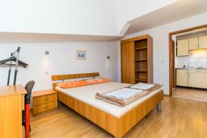 杜布罗夫尼克赫尔沃耶王子公寓酒店的一间带大床的卧室和一间厨房