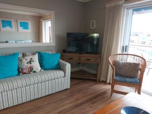 克尼斯纳Belle View @ Knysna Quays的带沙发和平面电视的客厅