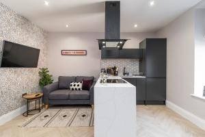 JesmondChelmsford Lofts - High-spec luxury apartments的带沙发的客厅和厨房