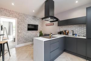 JesmondChelmsford Lofts - High-spec luxury apartments的厨房配有黑白橱柜和水槽