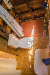 派莱卡斯Pelekas Olive Grove Oasis Room No4的浴室配有卫生间和水槽,位于地板上