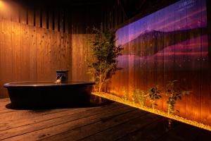 白滨Jikukan SEN的木墙客房内的浴缸