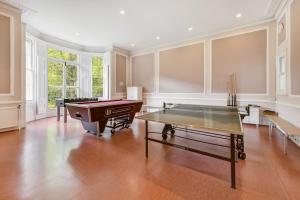 伦敦Lee Abbey London的一间带台球桌和乒乓球桌的房间