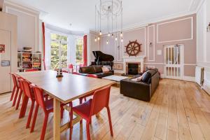伦敦Lee Abbey London的客厅配有桌椅和沙发