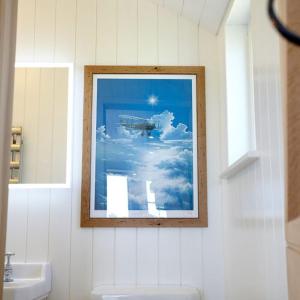 约克Hornington Manor Luxury Shepherd Huts的浴室里天空的飞机照片