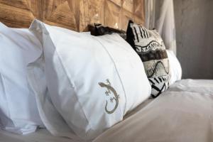 塞斯瑞姆Desert Homestead Lodge的床上的枕头堆