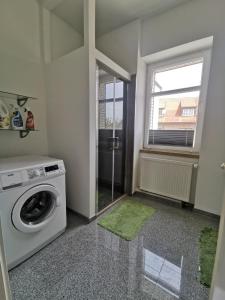 巴德劳西克Schmetterling Zimmer的洗衣房配有洗衣机和窗户