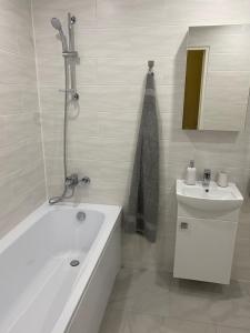 约赫维Narva mnt 23```的白色的浴室设有浴缸和水槽。