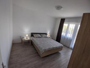 索科矿泉村Apartman IKA Sokobanja的白色的卧室设有床和窗户