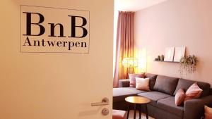 安特卫普BnB Antwerpen - CHARMANT的客厅配有沙发和桌子