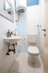 扎达尔ART&VIEW的白色的浴室设有卫生间和水槽。