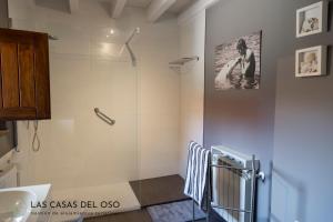 普罗阿萨El Torreón - Las Casas del Oso的带淋浴和盥洗盆的浴室