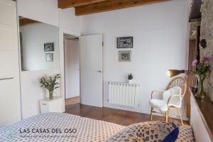 普罗阿萨El Torreón - Las Casas del Oso的一间卧室配有一张床和一把椅子