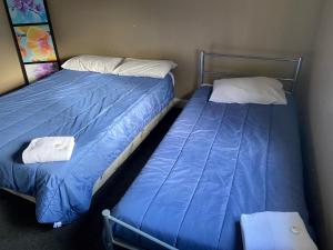 扬Australian Hotel Young的两张睡床彼此相邻,位于一个房间里