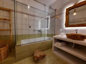 Glinado NaxosJanakos View Apartment with Private Pool的带淋浴、盥洗盆和浴缸的浴室