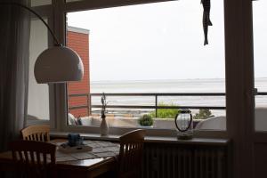威克奥夫弗尔Oland Whg 23 Küstensegler的一张餐桌,享有海景