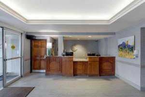 博尔德Comfort Inn & Suites Boulder的大房间设有带木制橱柜的厨房