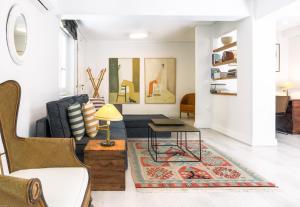 雅典雅典卫城SV公寓的客厅配有沙发和桌子