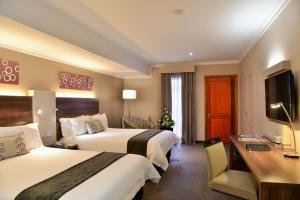 博克斯堡伯奇伍德酒店及OR坦博会议中心的酒店客房配有两张床和一张书桌
