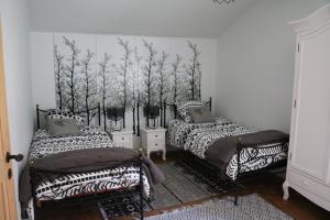 阿勒瓦尔la maison du haut de Freydon Ambiance Scandinave的墙上树木间内的两张床