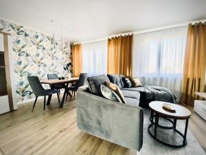 桑多梅日Apartament Króla的客厅配有沙发和桌子