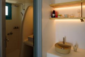 阿克罗蒂里凯乐特赛亚套房酒店的一间带水槽和淋浴的浴室