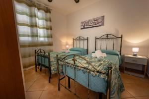 托雷瓦多Torrevado relax 5/6 p.letto a 200 metri dal lungomare的一间卧室设有两张床和窗户。