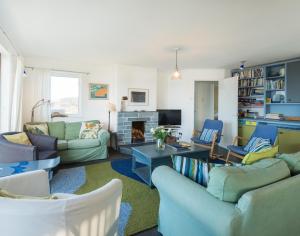 波尔泽斯Upper Gren的客厅配有蓝色的家具和壁炉