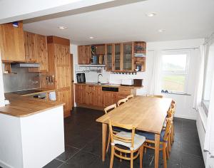 波尔泽斯Upper Gren的一个带木桌和椅子的大厨房